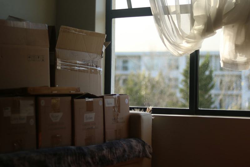Cajas embaladas en un departamento antes de la mudanza