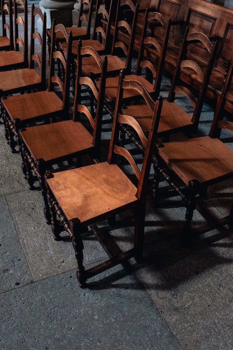 Sillas de madera usadas para retirar